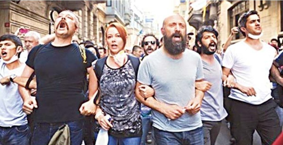 Bebeklerin paramparça edilmiş bedenleri için..
Sırf öldürmek için öldürülen kadın ve çocuklar için..
Enkaz altındaki insanlara ulaşmak için izin verilmeyen kurtarma ekipleri için de kolkola girerek böyle avazınız çıktığı kadar böğürebilseydiniz keşke..
İnsan olabilseydiniz