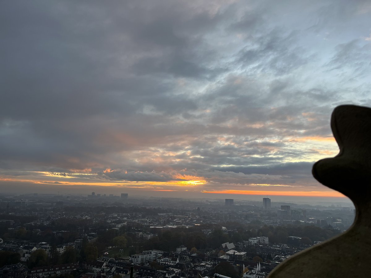 Vroege vogels…om 7 uur op zondagochtend (!!!) de Domtoren beklimmen. Onder leiding van mijn schoonzoon en dan beloond worden met een prachtige zonsopkomst, top ervaring en goed georganiseerd! <a href="/UtrMarketing/">Utrecht Marketing</a>