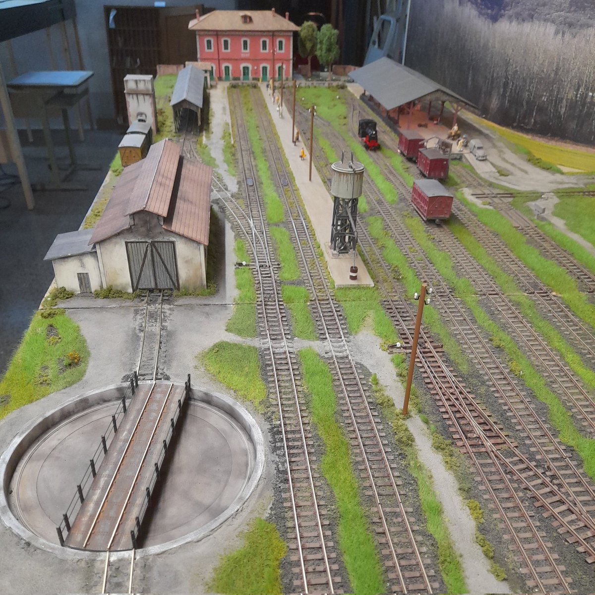 trenolot's tweet photo. Imatges de la Tarda de portes obertes del passat 4 de novembre.
Una cinquantena de persones van veure en funcionament la maqueta en H0m (escala 1:87) de la línia ferroviària d'Olot a Girona 🚂🚃🚃  
@fcaf_cat @Olotuit @OlotCultura #Olot #Garrotxa #trenolot https://t.co/dvteCqmqnN