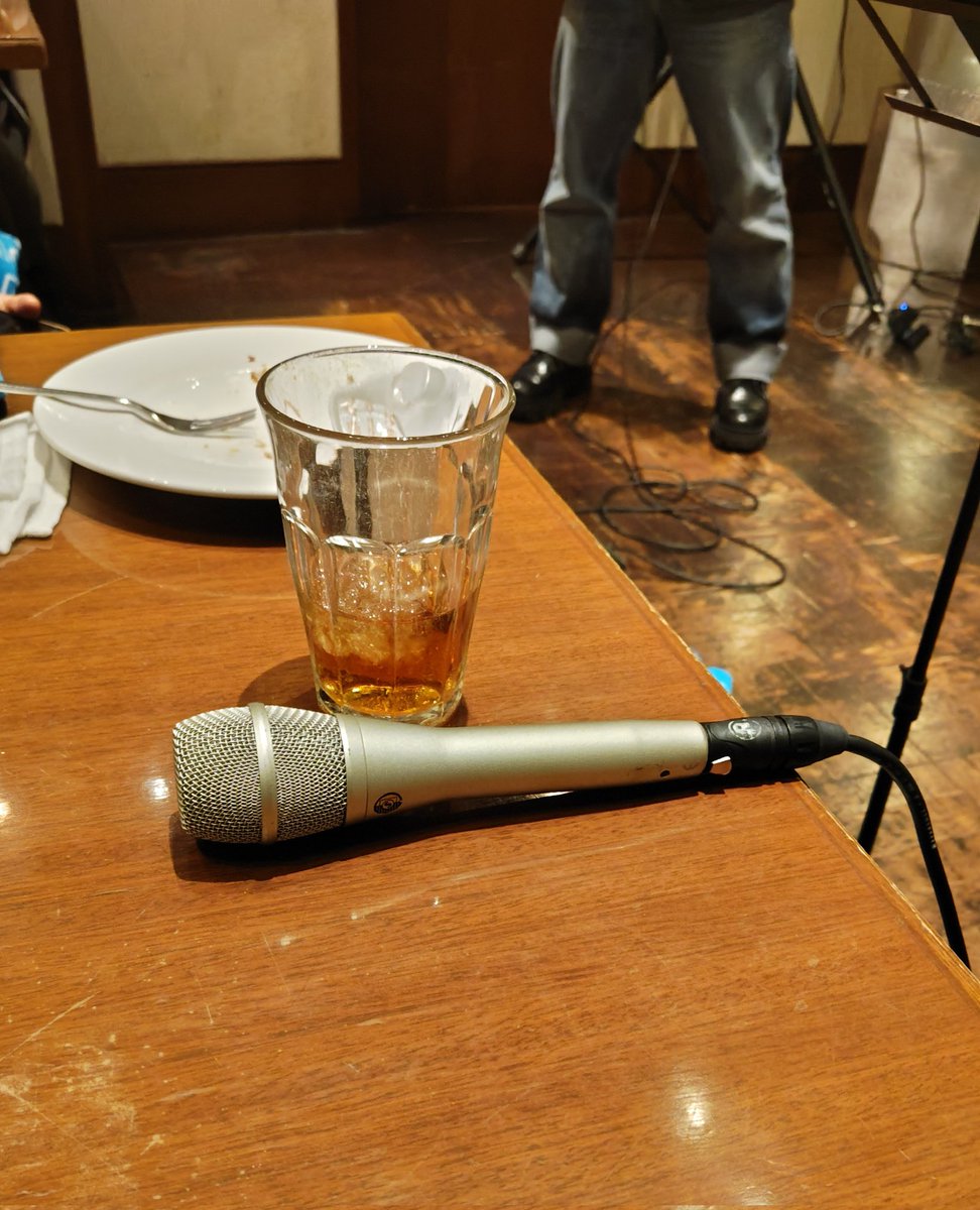 akicho_pluto's tweet photo. 本番中。。。
マイクよりビールが大事だった模様笑

#Zuttoiru https://t.co/Nzm7aMIlg2