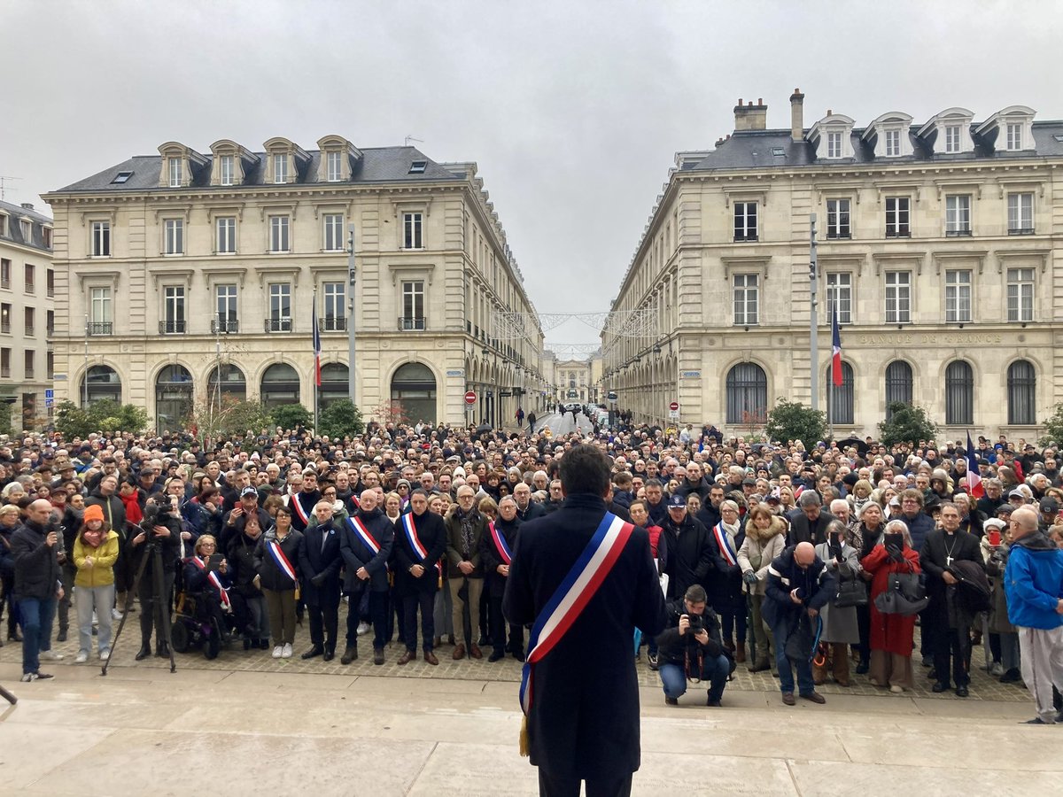 Merci aux centaines de citoyens qui se sont rassemblés place Simone-Veil à #Reims pour témoigner leur attachement à notre République, à ses valeurs fondamentales, et lutter contre le fléau de l’antisémitisme et du racisme. #MarchePourLaRepublique