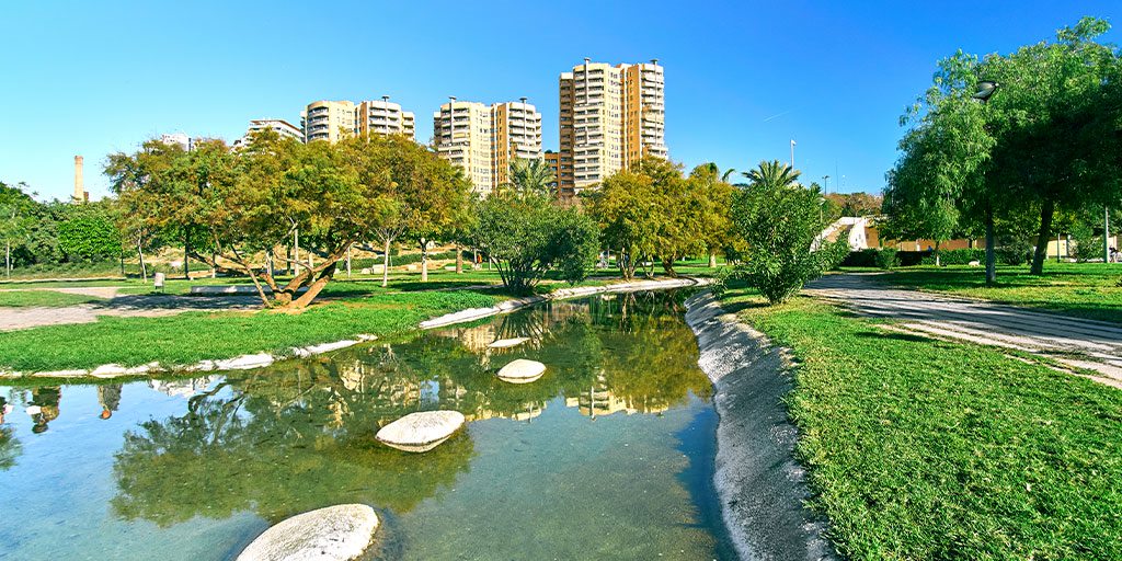Spain_in_CH's tweet photo. Una destinazione urbana, divertente, dove splende il sole 😎 anche a fine autunno 🍁 è senza dubbio #Valencia: Borsa della seta, El Carmen, Città delle scienze, Giardini del Turia, il mercato centrale... 👏

https://t.co/WfIEGoIbL5 👈

#VisitSpain #SpainUrban @VisitaValencia https://t.co/IAXvoglnd1