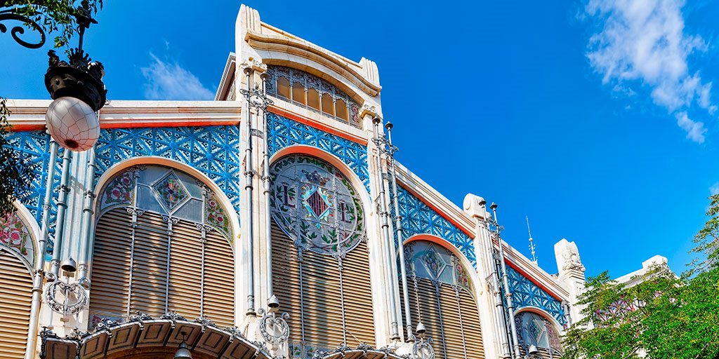 Una destinazione urbana, divertente, dove splende il sole 😎 anche a fine autunno 🍁 è senza dubbio #Valencia: Borsa della seta, El Carmen, Città delle scienze, Giardini del Turia, il mercato centrale... 👏

tinyurl.com/2ecxfvwf 👈

#VisitSpain #SpainUrban <a href="/VisitaValencia/">Visit València Spagna</a>