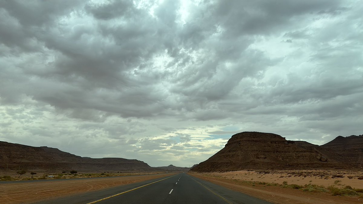 بوادر خير للحاله المطريه المتوقعه لمنطقه تبوك 

باذن الله نسمع اخبار الخير ⛈️#تبوك