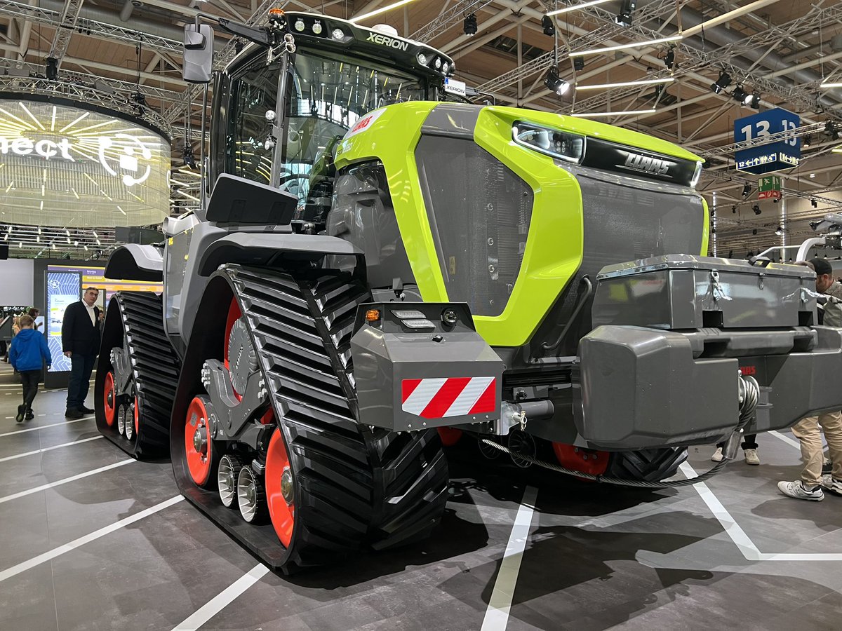 Claas Xerion 12.650 är Tractor of the year 2024.
Med sina 653 hästkrafter och stora storlek uppfattar juryn den ändå som smidig. #claas #claasxerion #troy #tractoroftheyear #jordbruk #tractor