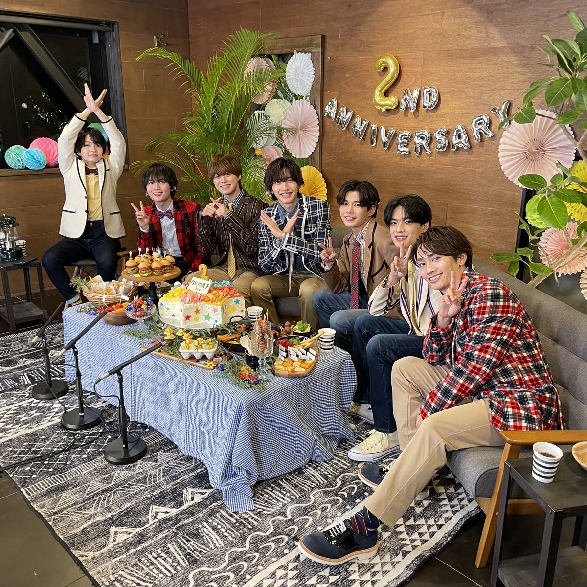 Old_HelloWorld's tweet photo. #NaniwaDanshi on the set of last night's debut anniversary talk &amp; music YouTube Live!

"Whether you were already a Nanifam or were just like 'who are these guys? this looks fun!,' thank you for tuning in and helping us ring in our 3rd year!"💙

#なにわ男子デビュー2周年生配信 https://t.co/NW4dXwwNGt