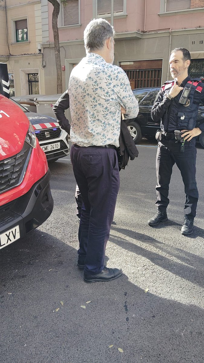 ConsellVeinalTR's tweet photo. 🫂Tot el nostre suport i recolzament al veí que avui, davant la situació del 116, s'ha plantat i, lamentablement, sembla ser que ha estat multat.

Colze a colze per la defensa del transport públic dels barcelonins! @laiabonetrull @jaumecollboni no teniu vergonya! https://t.co/ATGhJYj51k