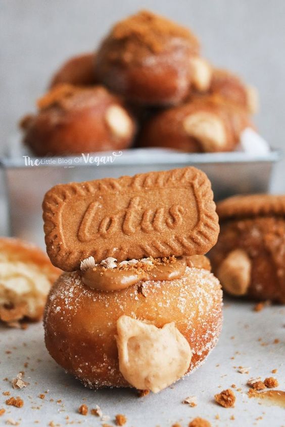 Okay okay when we say that @thelittleblogofvegan has perfected a homemade Biscoff donut, we mean it! Light fluffy batter, stuffed with a Biscoff cream, topped with smooth Biscoff spread and a Biscoff biscuit for good measure! bit.ly/3FSmIEJ