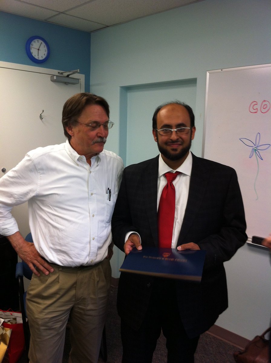 قصتي مع مديري:
عام 2010 أول ما وصلت مقر بعثتي، لقيت إيميل من مديري يسأل عن موعد وصولي عشان يستقبلني في المطار😳
ولما قابلته بعد كم يوم قال لي عادي تبدأ بعد شهر لين تستقر ذهنيا ونفسياً
ثم سألني إذا أحتاج مساعدة في شراء السيارة أو تأثيث المنزل أو إيجاد مدارس لأبنائي أو حتى أماكن