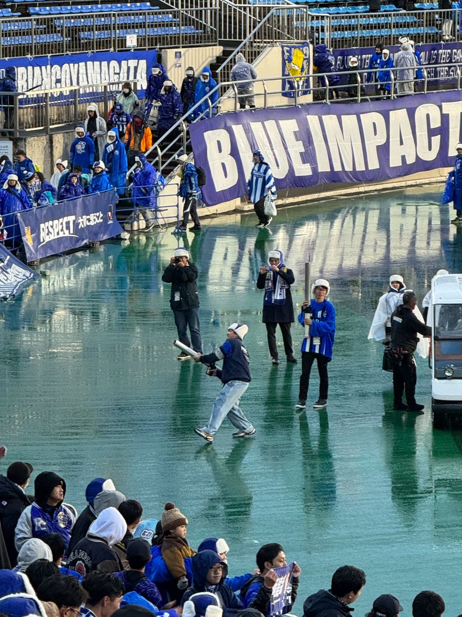 mr_93_dio's tweet photo. 最高の勝利！！
私はあくまでもサポーター。こんな大切な時に…とも思いましたが、ご厚意でバズーカを担当させていただきました。
コルリの真横にぶっ放して中学の先輩殺すところでした。笑って許してくれてありがとうございます😭
手を振ってくれた皆様もありがとう！
あと2つ！！勝つぞ！
#montedio https://t.co/ES8ZHgD4f7