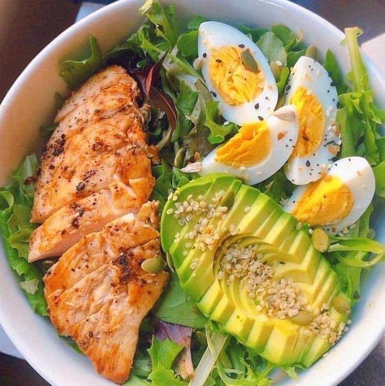 NutriologoGiron's tweet photo. Idea de ensalada 

-Pechuga de pollo
-Huevos
-Hojas verdes 
-Aguacate https://t.co/7p1fHZz2pr