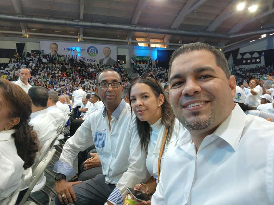 AraposoF's tweet photo. Acompañando al amigo ⁦@MiltonMorrison⁩, País Posible  en la proclamación del presidente ⁦@luisabinader⁩ , éxito total, hasta la Victoria de mayo 24.🍷 https://t.co/FiJCDkrIWz