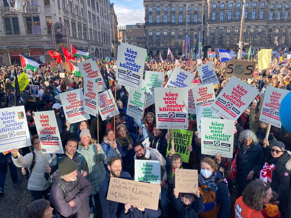 IUCNNL's tweet photo. 70.000 mensen liepen vandaag mee met de #klimaatmars in Amsterdam. Een duidelijk geluid voor een ander klimaat! 💚 Kies jij ook voor natuur en rechtvaardigheid op 22 november? 

#kiesvooreenanderklimaat https://t.co/VjAYOB1M1z