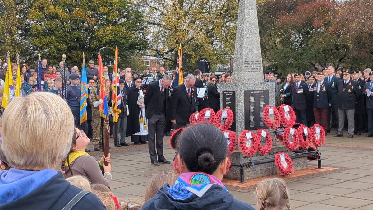 Bretheren from Knightwood Lodge 7813 and Wilfrid Attenborough Lodge 7672 were honoured to be part of this year’s remembrance parade, pictured here today laying a wreath at the memorial. #WeWillRememberThem #Freemasons