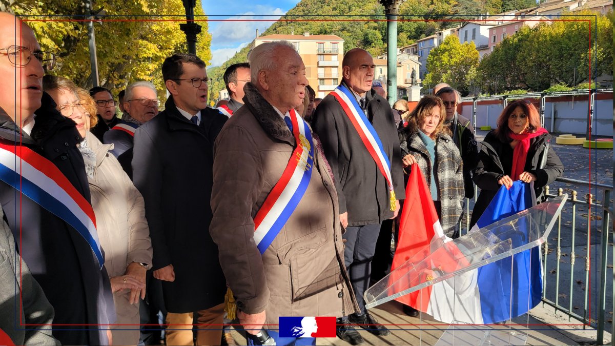 🇫🇷Marc CHAPPUIS <a href="/Prefet04/">Préfet des Alpes-de-Haute-Provence</a> aux côtés de <a href="/spagnou/">Daniel Spagnou</a>, président de l'AMF-04, des parlementaires, des maires du département, des représentants de toutes les confessions et des Bas-Alpins présents nombreux à Digne-les-Bains pour un rassemblement civique contre l'#antisémitisme