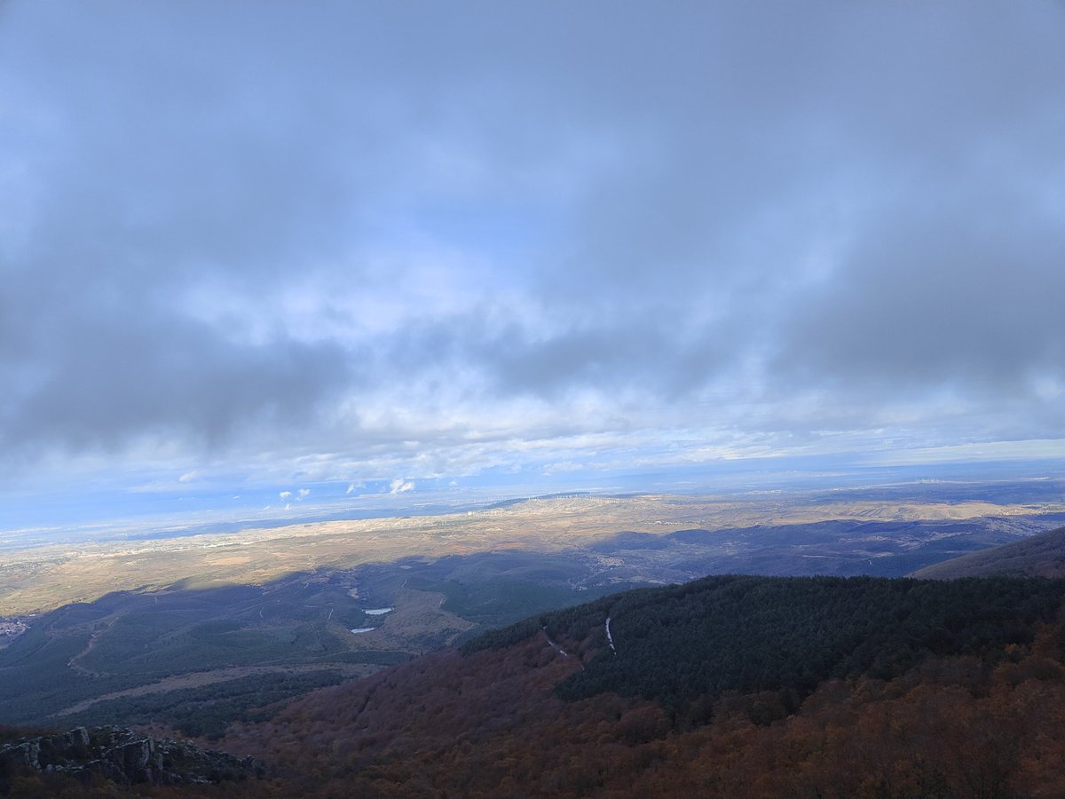 AEMET_Aragon's tweet image. #SanMartín en el #Moncayo con muro de #Föhn a sotavento, #Stratus, #Stratocumulus y fuertes rachas de #viento 11/11/23