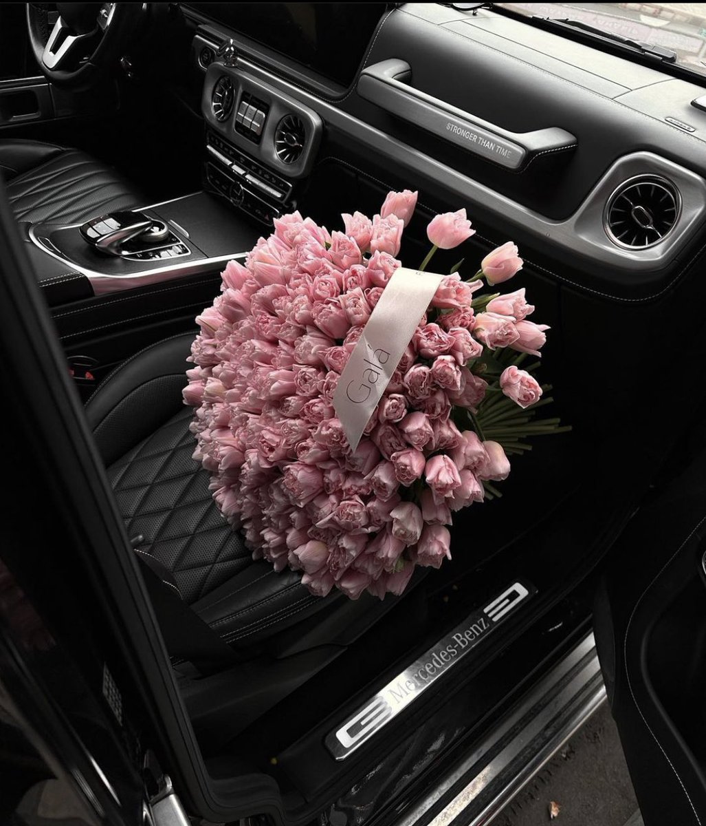 pink flower bouquet 🎀