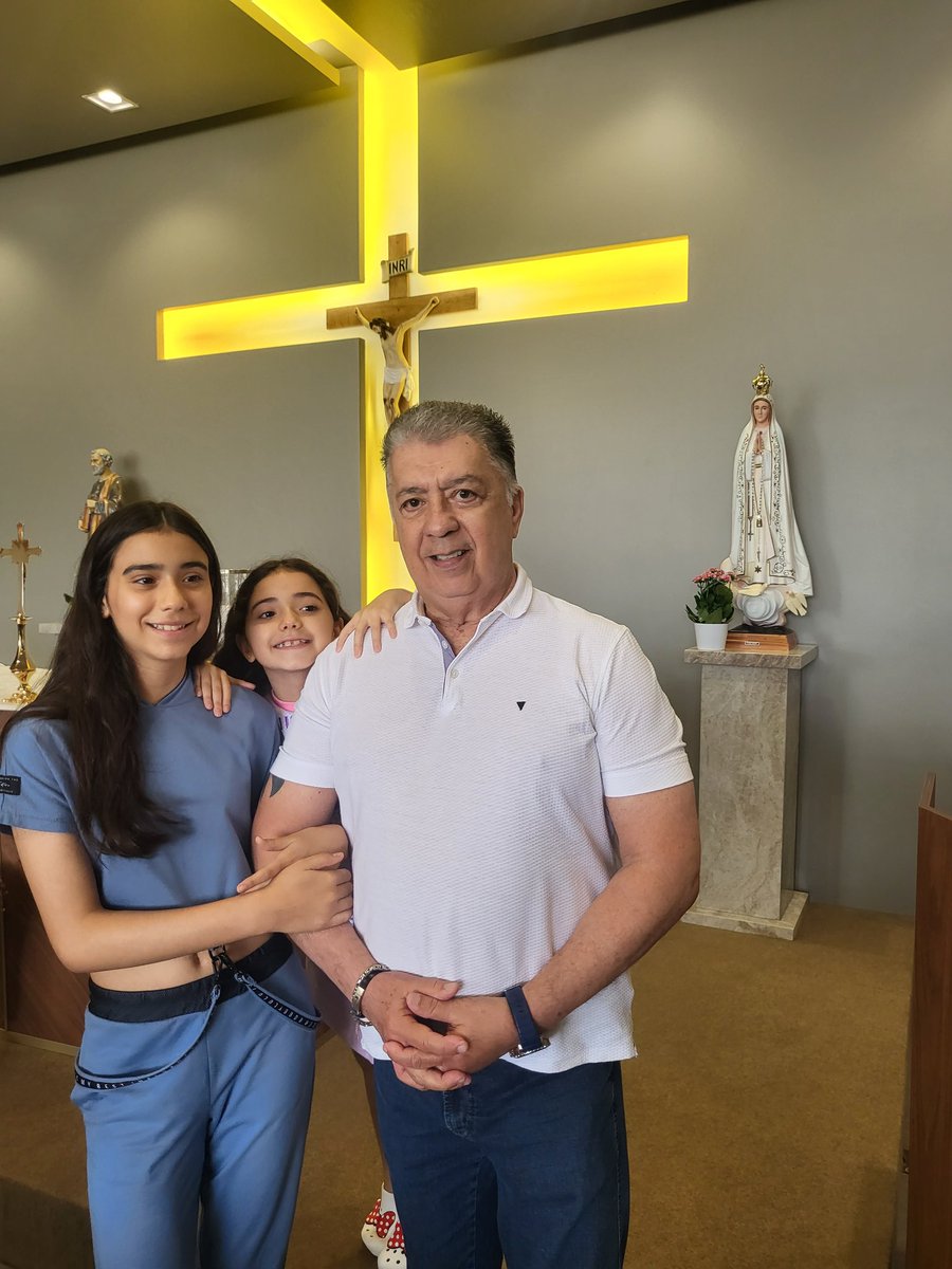 Gut4Luis's tweet photo. Com as netas, Letícia e Ludmila, conversando sobre missa dominical. https://t.co/yvTIDZkXqv