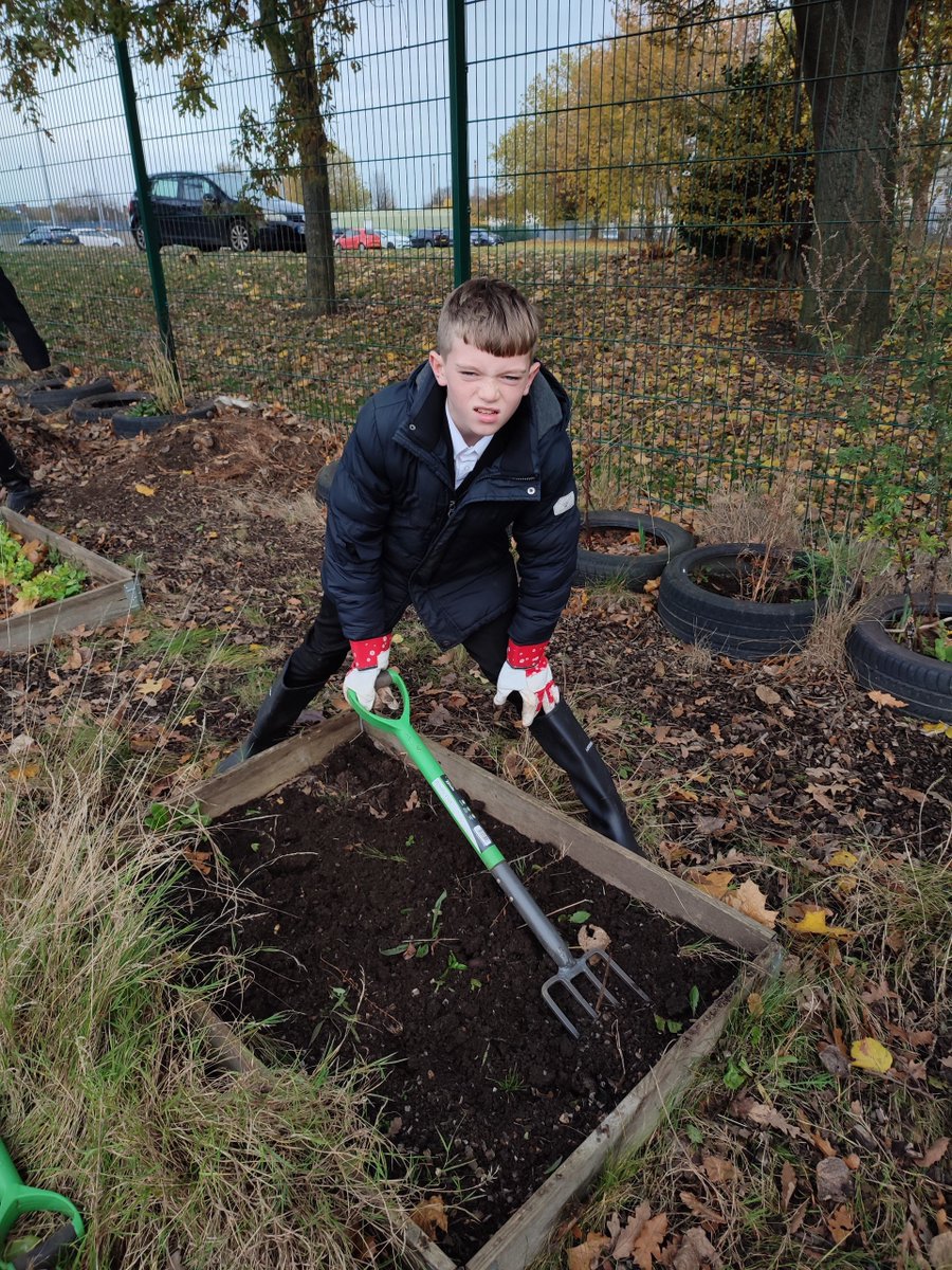 DeLacyAcademy's tweet photo. Looking forward to another week working alongside Grow Wakefield to develop our PLC area.  Eventually we will have our very own allotment &amp; sensory garden. The students did a great job starting to clear the ground ready for some planting.  #allotment #growyourown #ProjectW 🥦🍐🌼 https://t.co/2chhww4Rot