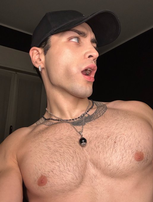 2 pic. I’m just being a bro™️ https://t.co/ojnIAbe31v