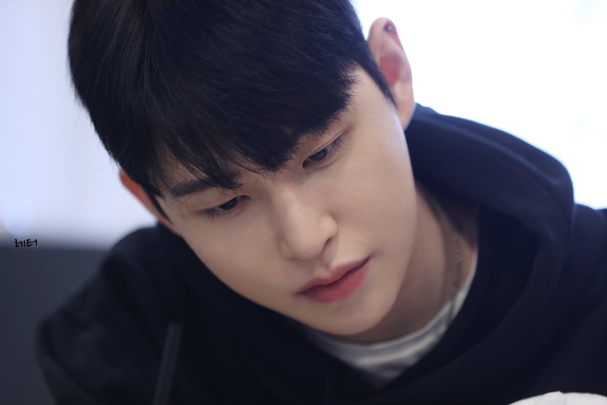 인형 같은 미모 ॱଳ͘
이 얼굴로 살아보고 싶다..