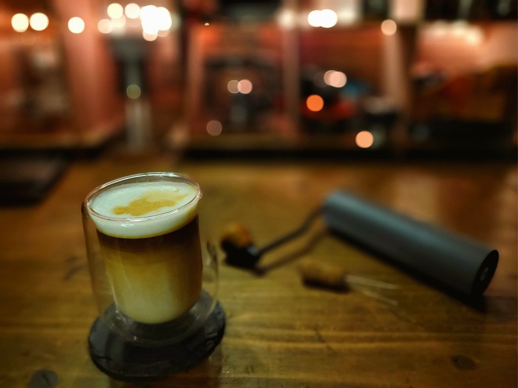nanameotoko's tweet photo. 今宵はデディカで五香粉のFiveSpiceCaffèでLatte macchiato
めちゃくちゃウマい🤤
#おうちカフェ
#Espresso #エスプレッソ
#コーヒー #coffee #珈琲
#デロンギ #DeLonghi
#DEDICA #EC680 https://t.co/tdwCdzycHO