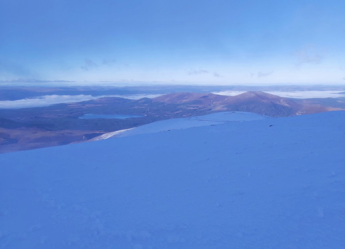 GaryTarmachan's tweet image. Excellent snow cover building in the Northern Cairngorms. Sunday 12th November.
#snow #WINTER #mountains #Weather #mwis