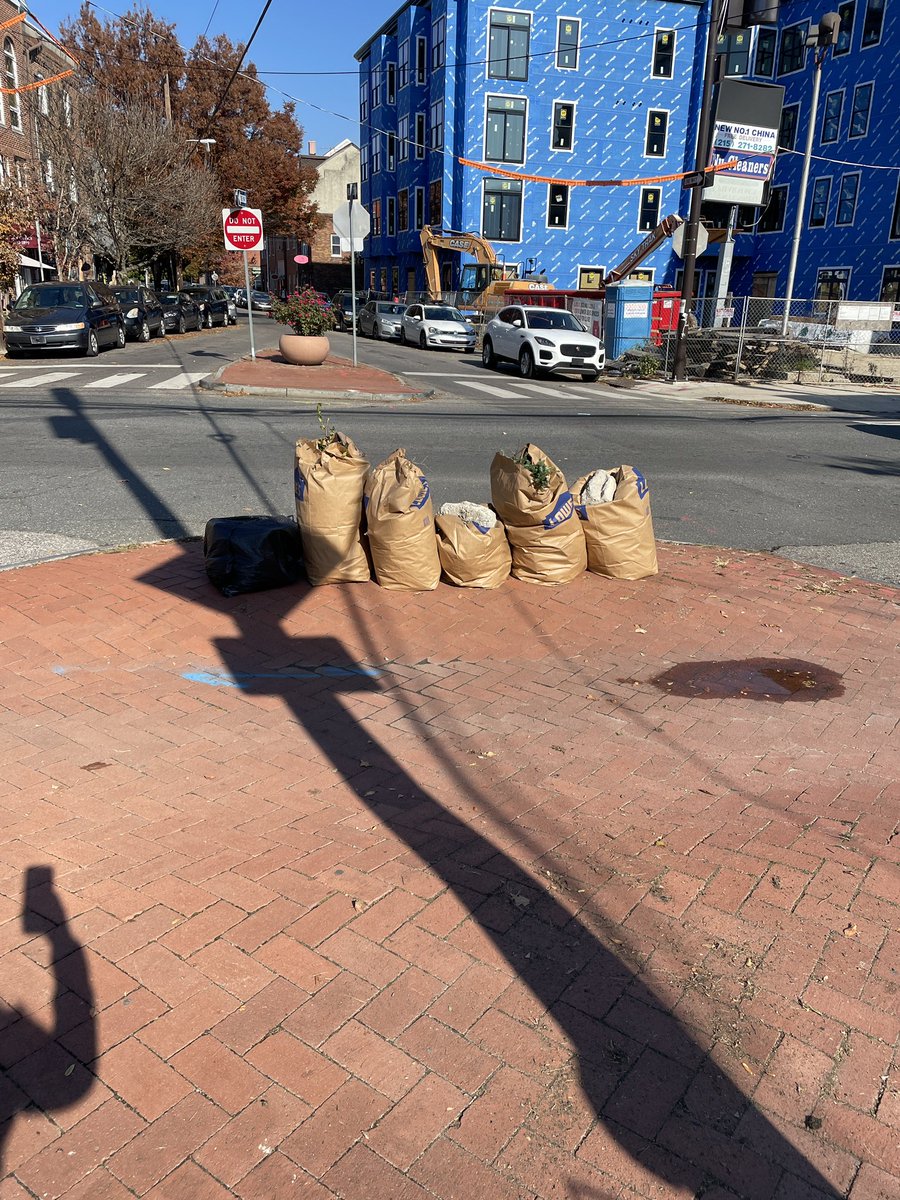 @myphillypark @PhilaStreets Yesterday volunteers cleaned up Moya Pt as part of #LoveYourPark. Trash still not picked up. 2nd& Christian