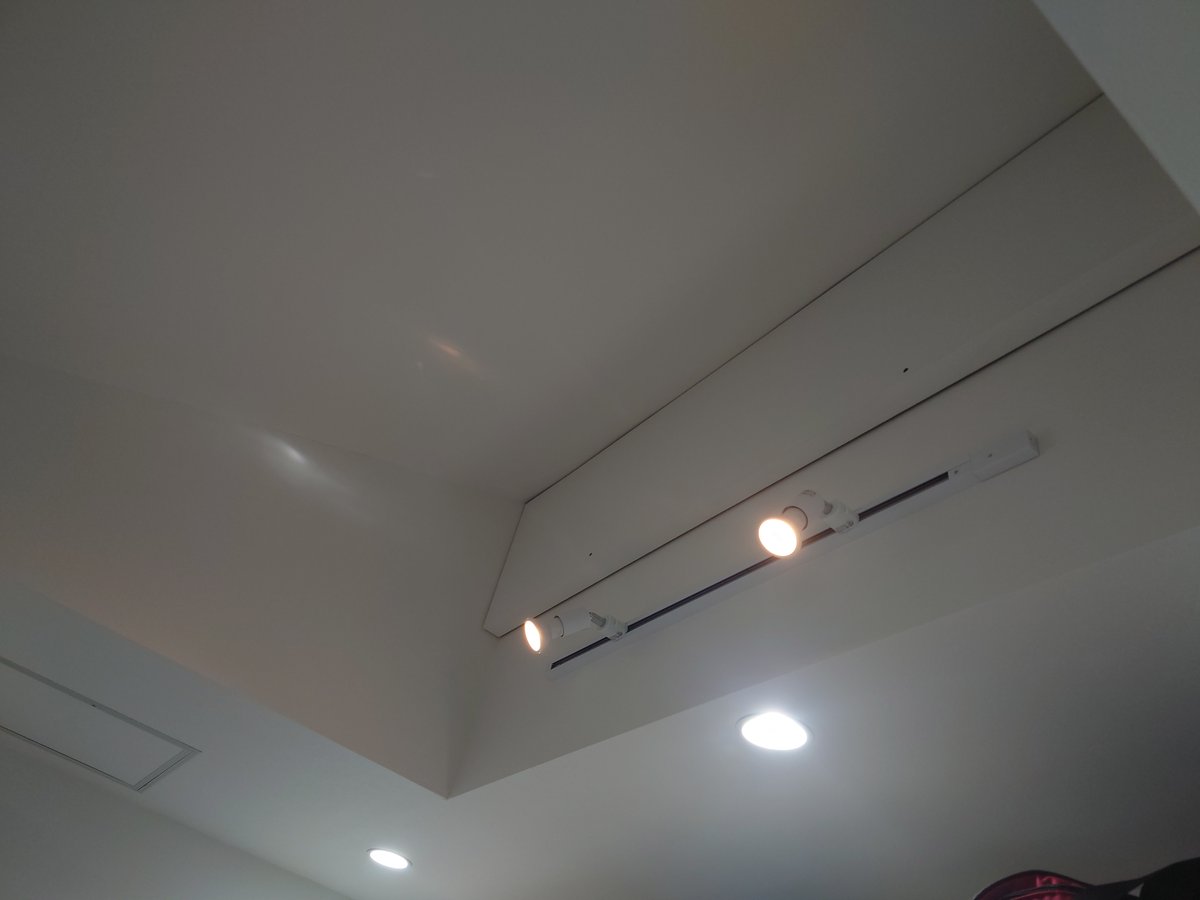 project2000's tweet image. モニター大集合完了しました。
実際は、縦モニターの真ん中１枚で足りてます！
情報、多いと必ず迷走して持っていかれます、笑
夜でも、目に優しいようにうす暗くなるようにライトも設置。
長時間モニター見てもバッチリ仕様

引きこもりＯＫだ、笑