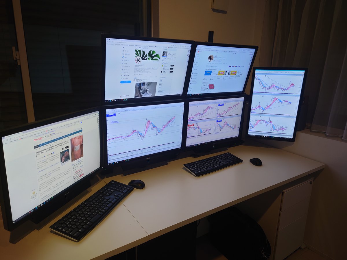 project2000's tweet image. モニター大集合完了しました。
実際は、縦モニターの真ん中１枚で足りてます！
情報、多いと必ず迷走して持っていかれます、笑
夜でも、目に優しいようにうす暗くなるようにライトも設置。
長時間モニター見てもバッチリ仕様

引きこもりＯＫだ、笑