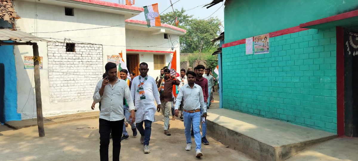 Vijayyadav_992's tweet photo. आज #पामगढ़_विधा���सभा के ग्राम मेंऊ, रसौटा, मेकरी मुड़पार में जनसंपर्क कर कांग्रेस प्रत्याशी श्रीमती @SHarbansh जी के पक्ष में मतदान करने के लिए अपील किया।

#पामगढ़_विधानसभा #teemvijayyadavnsui #जीतबो_पामगढ़ #chhattisgarh #sheshrajharbansh https://t.co/PyLt1sF8T5