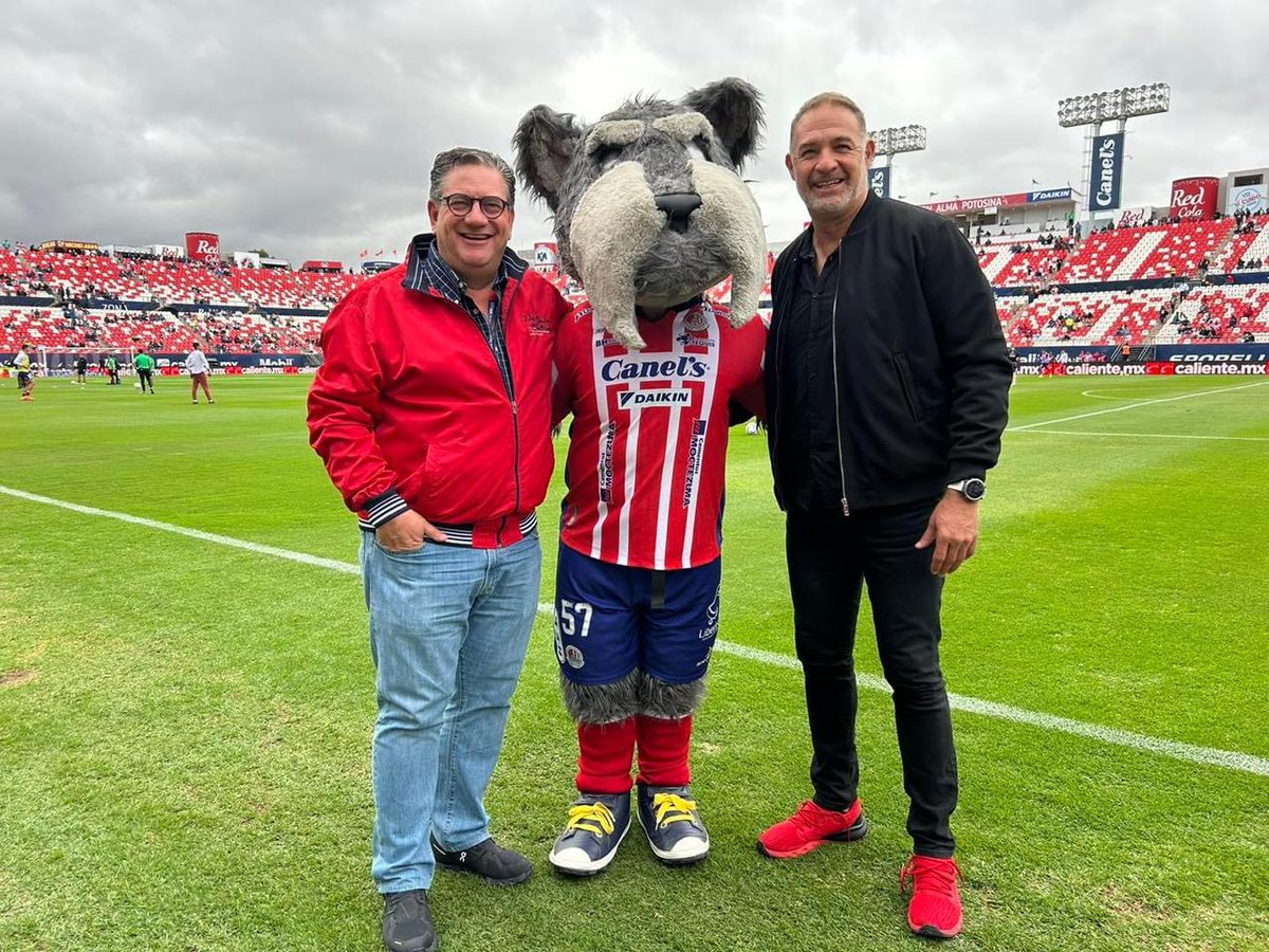 adrimtz3's tweet photo. De regreso al estadio Alfonso Lastras , Gracias a la invitación de Jacobo Payan , bonitos recuerdos de tantas tardes de Fútbol. @AtletideSanLuis https://t.co/IlT1R3IL9n