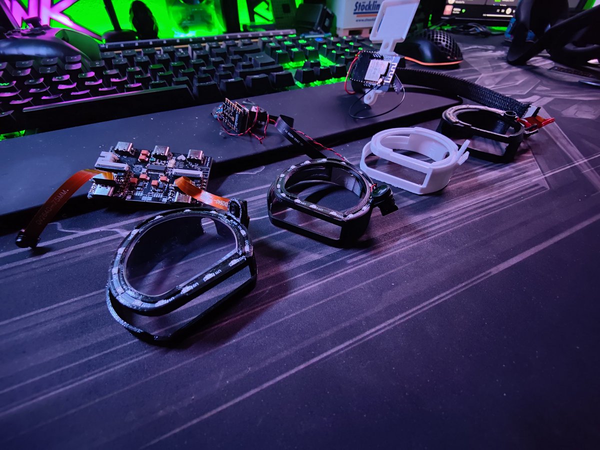 Mutecyberwolf's tweet image. A little Presentation of the Various Prototypes i went through for the Index Eyetracking Module. the one on the left isn&apos;t even the newest one xD
#opensource
#Eyetracking
#ValveIndex