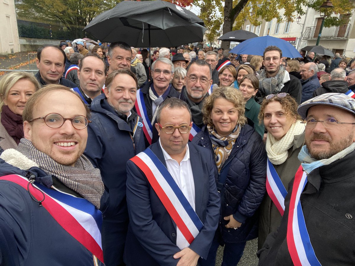 AMF_53's tweet photo. 🇫🇷Nous étions nombreux cet après-midi, élus et citoyens rassemblés à #Laval devant la Préfecture 🇫🇷🇫🇷🇫🇷
Pour la République,
Contre l’antisémitisme.
MERCI ! @l_amf @PresidentAmf https://t.co/xRdO6cA7yV