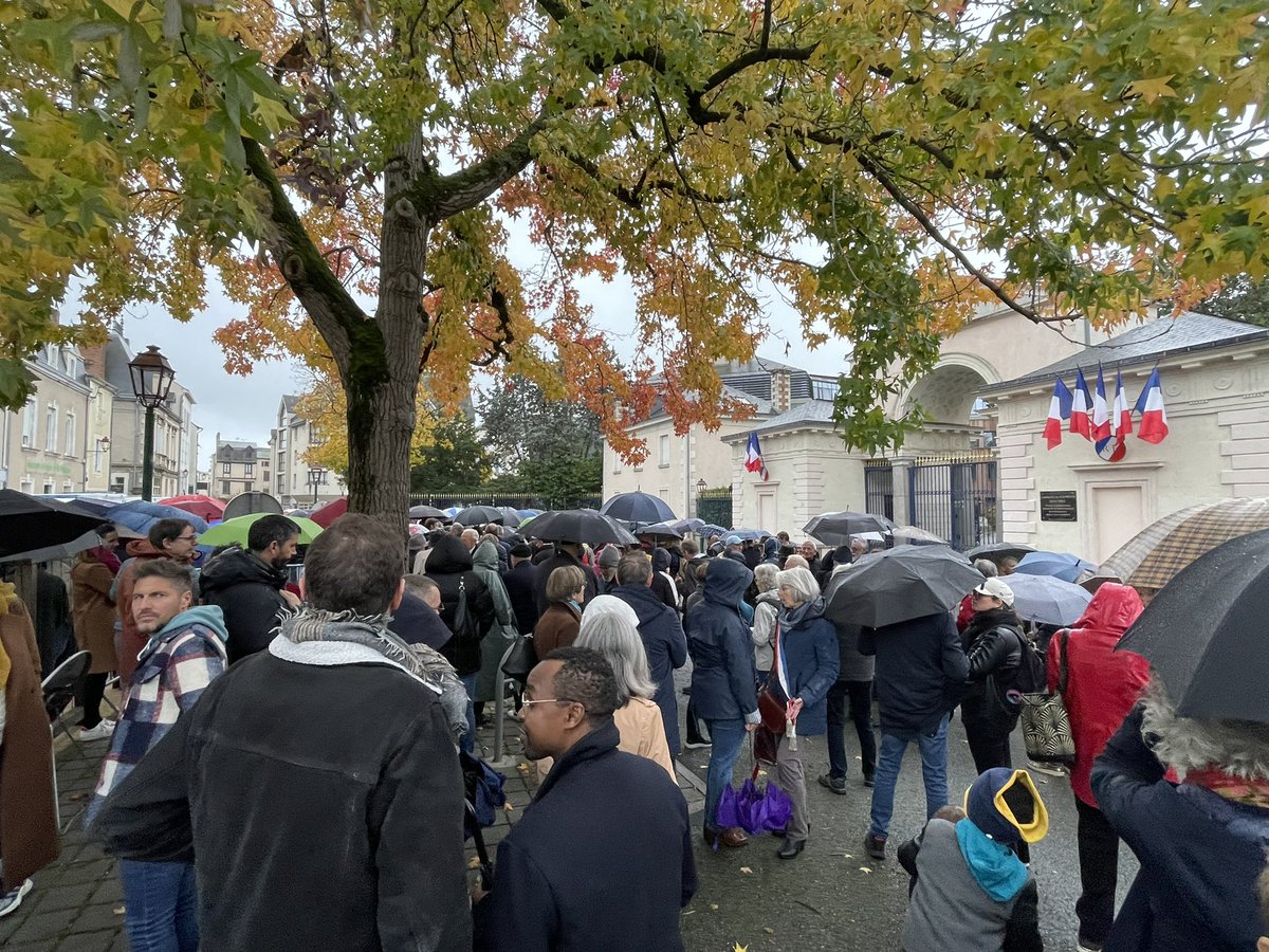 AMF_53's tweet photo. 🇫🇷Nous étions nombreux cet après-midi, élus et citoyens rassemblés à #Laval devant la Préfecture 🇫🇷🇫🇷🇫🇷
Pour la République,
Contre l’antisémitisme.
MERCI ! @l_amf @PresidentAmf https://t.co/xRdO6cA7yV