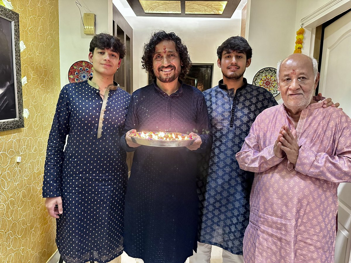 इस दिवाली हमारे परिवार के सारे दीए #Gaza में मोहब्बत , शांति , ख़ुशहाली , मानवता और रोशनी के नाम ❤️
दुनिया को प्यार का रास्ता दिखाओ हे राम 🙏🏻