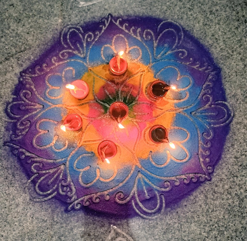 ManjulaCh5's tweet image. Happy Diwali to all of my Twitter friends.
#Diwali 
#diwalirangoli