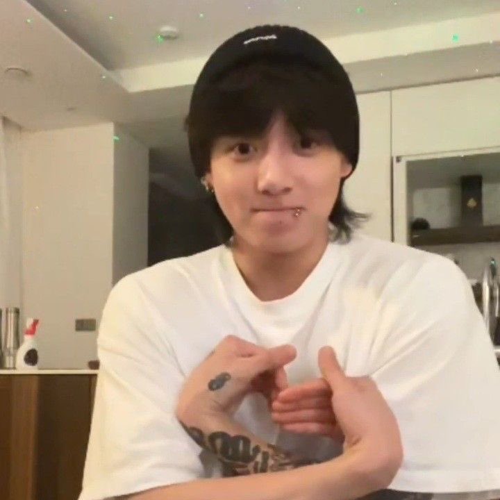 Healinghours7's tweet photo. in a world of boys, he's a gentleman — a jungkook thread https://t.co/0xTg5OJwvY