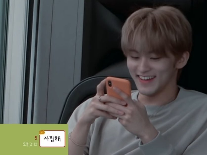 I99908O2's tweet image. 마크의낭만이너무좋음
사랑한다고 말하면서 환하게 웃을 수 잇는 거
하고 싶은 말이 사랑해 이 한 마디인 거
이 두 사진이
마크의 낭만을 응축한 것 같음
사실 말이라는 게
별거 아닌 것 같지만
정말정말 큰 거니까……