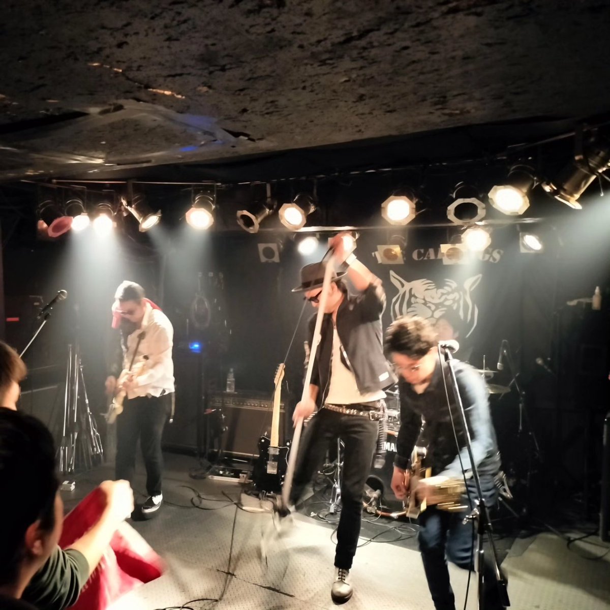 z_piratesrocks3's tweet photo. The CALLINGS
#GODSAVETHEPUNKSvol10
#TheCALLINGS
#ヴェンチレーターズ
#THECLARENCE
#EMPTYNOTION
#国分寺MORGANA
#DJz
#11月11日
八 https://t.co/H4CvJU4hZP
