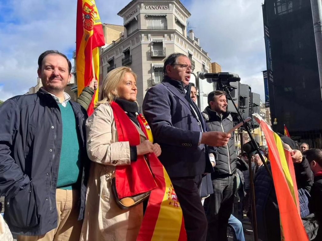 ppsanclemente's tweet photo. El Partido Popular de San Clemente y comarca ha salido a la calle para decir alto y claro que no podemos consentir que Pedro Sánchez y sus cómplices destruyan nuestro país y creen ciudadanos de primera y de segunda. 

#EspañaNOSeRinde https://t.co/Fo3qZvXaze