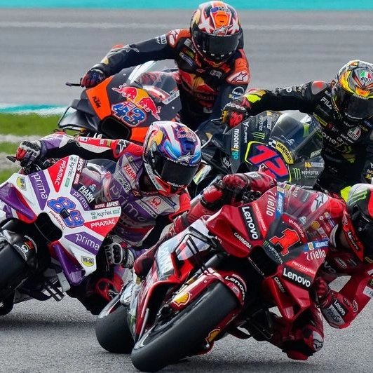 Revista_Moto's tweet photo. En el Gran Premio de Malasia, @Bestia23  (Ducati Lenovo Team) se lleva su primera victoria de la temporada, dejando en segundo lugar  @alexmarquez73 (Gresini Racing MotoGP) y tercer lugar  @PeccoBagnaia  (Ducati Lenovo Team)
#RevistaMoto 
#soyrm 
#lamasgrande 
#motogp 
#malasiagp https://t.co/fnyuFzxct9