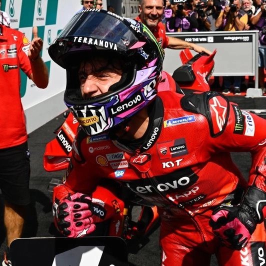 Revista_Moto's tweet photo. En el Gran Premio de Malasia, @Bestia23  (Ducati Lenovo Team) se lleva su primera victoria de la temporada, dejando en segundo lugar  @alexmarquez73 (Gresini Racing MotoGP) y tercer lugar  @PeccoBagnaia  (Ducati Lenovo Team)
#RevistaMoto 
#soyrm 
#lamasgrande 
#motogp 
#malasiagp https://t.co/fnyuFzxct9