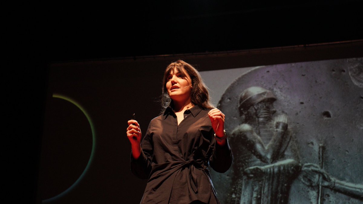 TEDxGranada_'s tweet photo. 🤔 Ana Valverde nos hace reflexionar con su ponencia: “¿Existe la esclavitud en el siglo XXI?”

🌍 Si un montón de personas pueden hacer cambiar el mundo…

… ¿formas tú parte del cambio? 💭

#tedtalk #TED #Granada #TEDx #TEDxGranada #esclavitud #derechopenal https://t.co/zleEYkFj8l