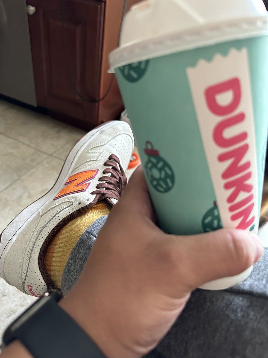 WorldofEdd's tweet photo. When you and your pup love Dunkinโ..
#kotd
#dunkin
#coffeeanddonuts
#nb
#numeric480
#kicks https://t.co/iTYu3TigIw
