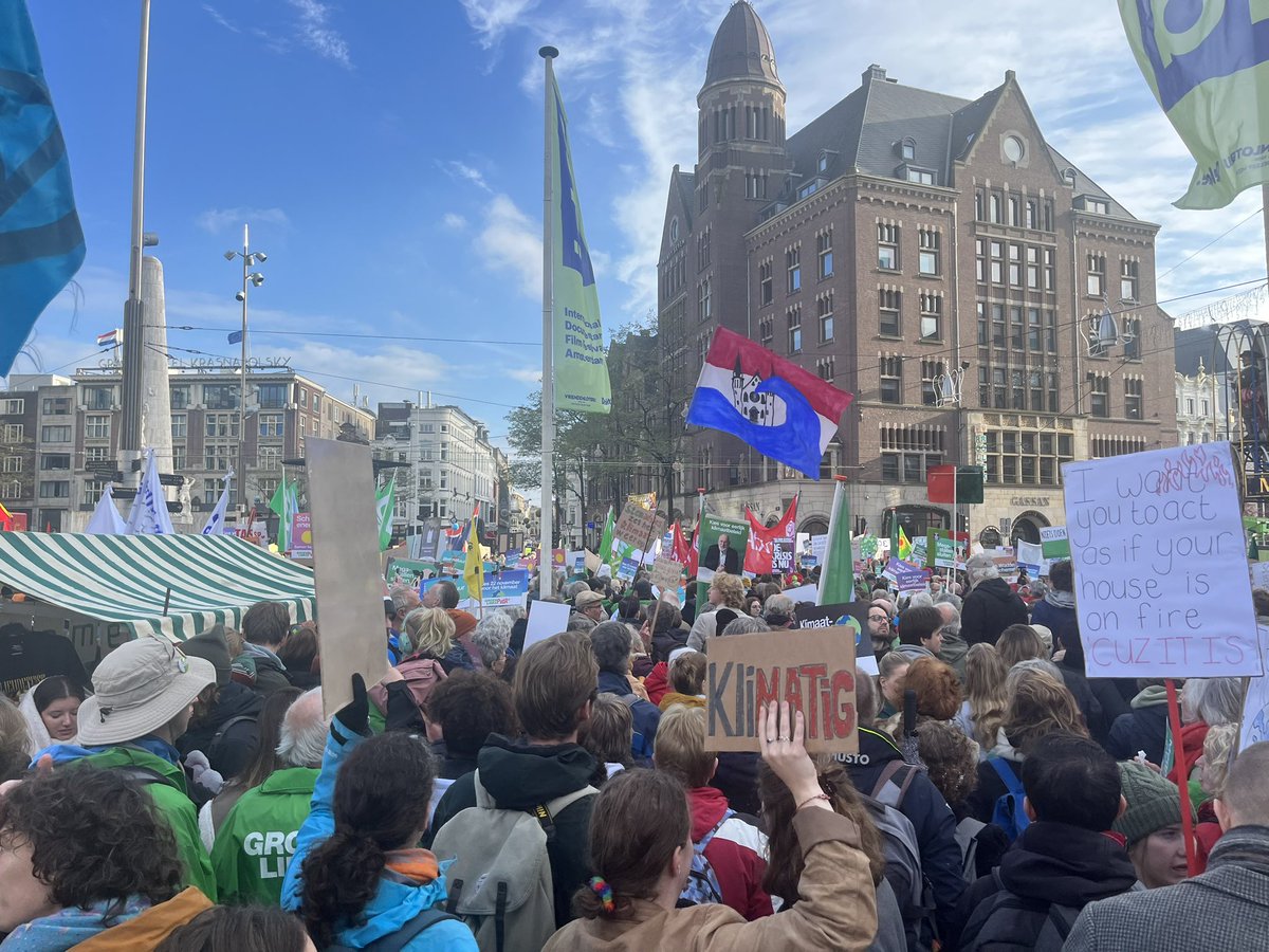 Harm__Edens's tweet image. En voller! #klimaatmars