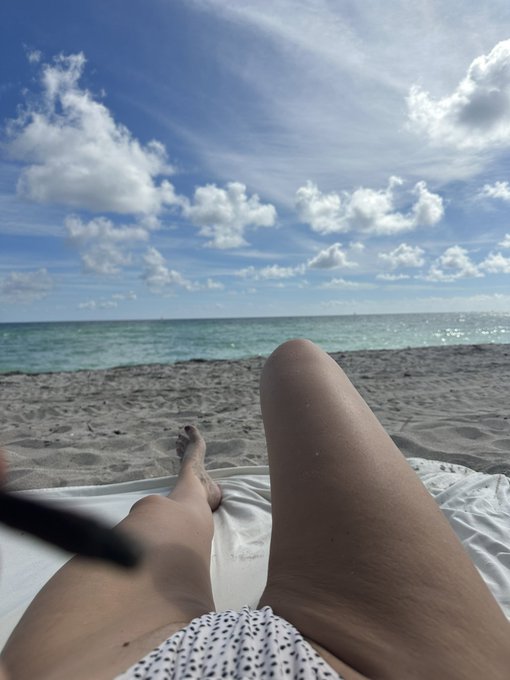 Sunday morning on the beach with a B in my hand! Have I told you lately how much I love this life🙏🏼&hearts;️