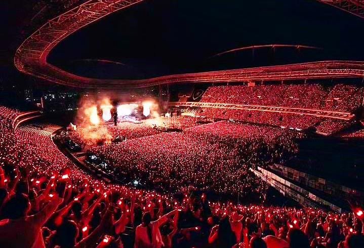 rbdmaniaco's tweet photo. Simplesmente o Estádio do Nilton Santos no Rio de Janeiro lotado assistindo o show do RBD ❤️ https://t.co/JucWTQOkuV