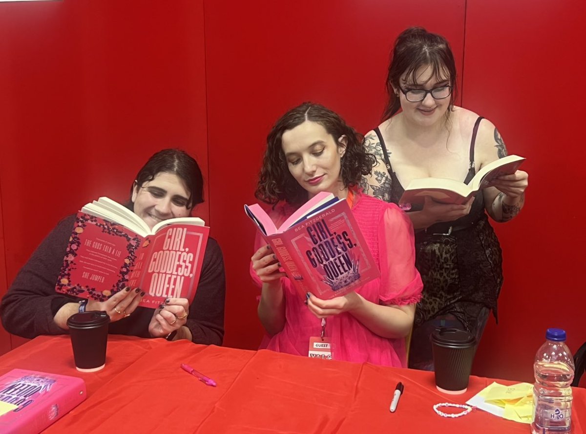 Don’t mind us, just trying to sus out the title of @Bea_a_Bea ‘s newest 👀 @RosieReaders @yalc_uk #YALC #YALC2023 #GGQ #girlgoddessqueen