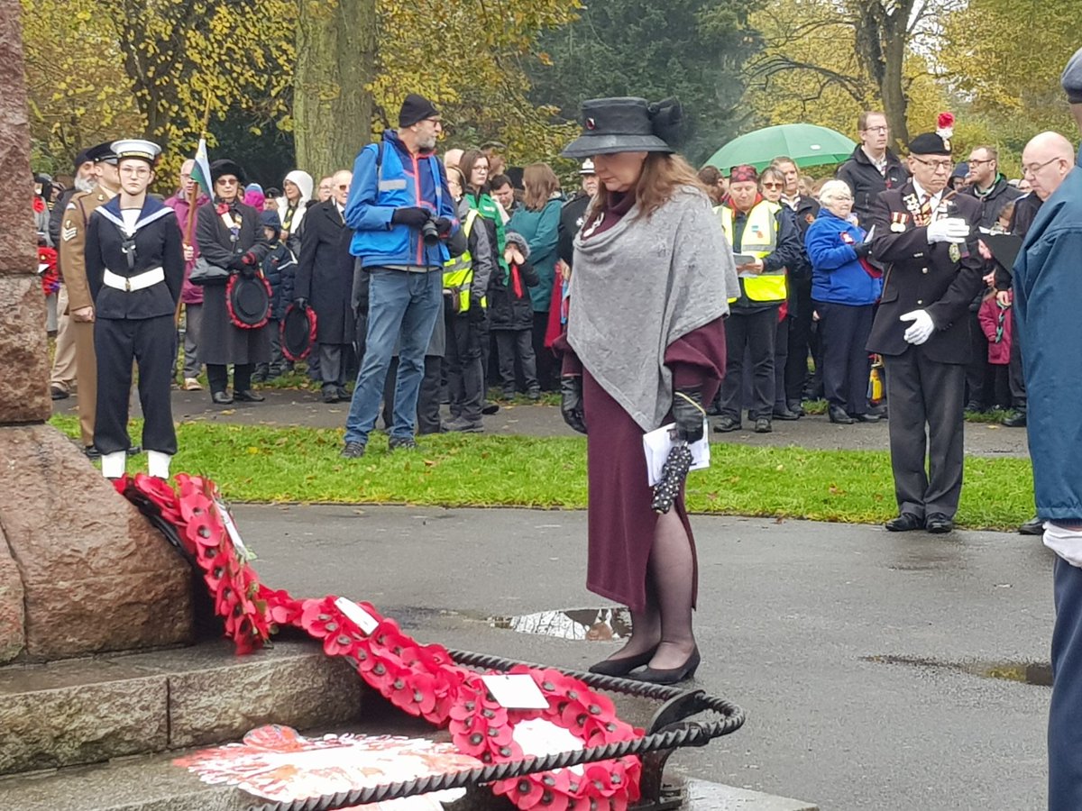 Chief Nursing Office at George Eliot Hospital places wreath at todays service of Remembrance #Nuneaton @GEHNurses @GEHNHSstaff